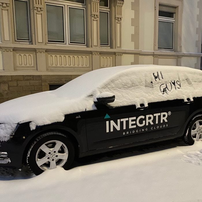 Ein INTEGRTR-Teammitglied arbeitet von überall